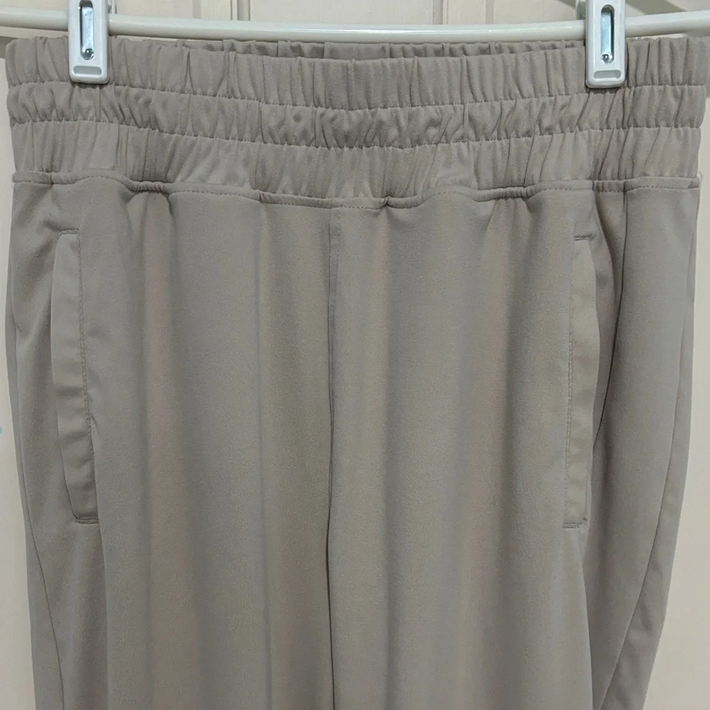 Yogalicious Lux Pocket Joggers Size Medium in Nacreous Cloud (tan) Workout Cozy